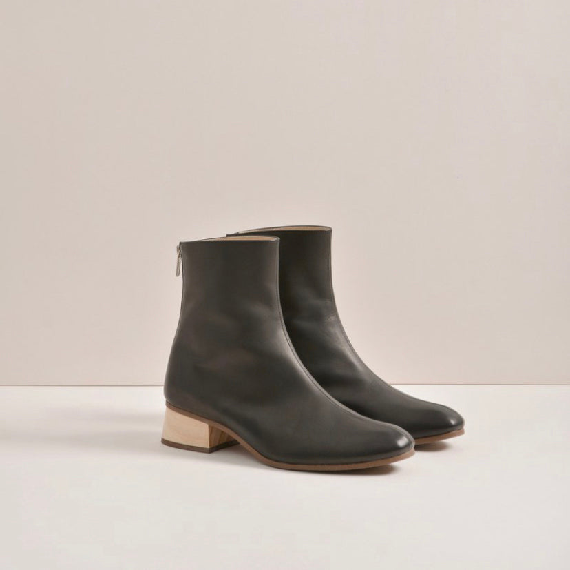 Aesop Ankle Boots 原木方頭短靴 | BN01黑